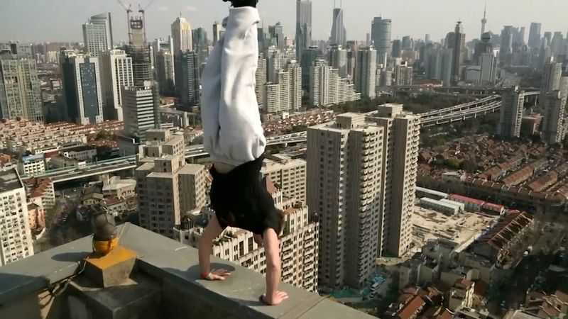 &#91;GREGET&#93; Orang ini Handstand Di gedung bertingkat