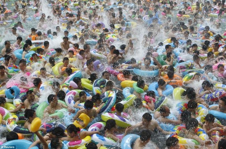 Maukah Agan Berenang di Kolam Renang Seperti Ini?