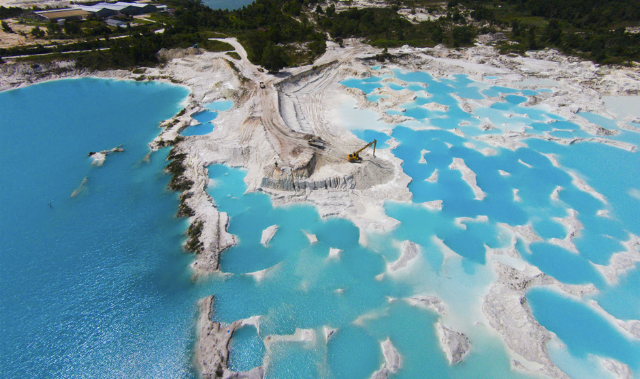 Bekas Tangan-tangan Manusia di Danau Kaolin Belitung