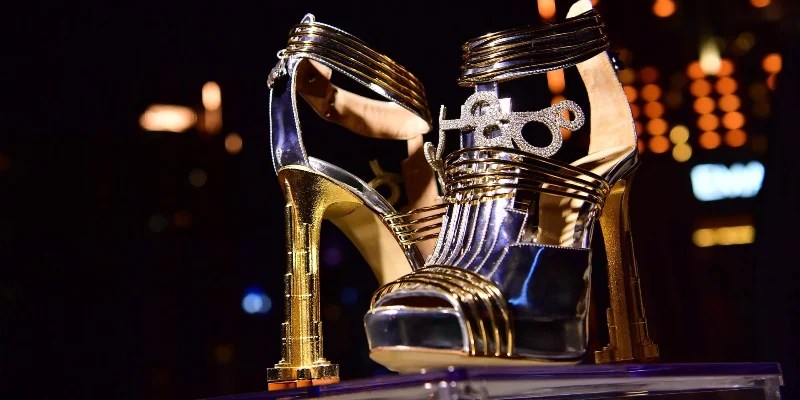 Sepatu Termahal di Dunia kini ada di Dubai, Terbuat dari Emas dan Meteor!