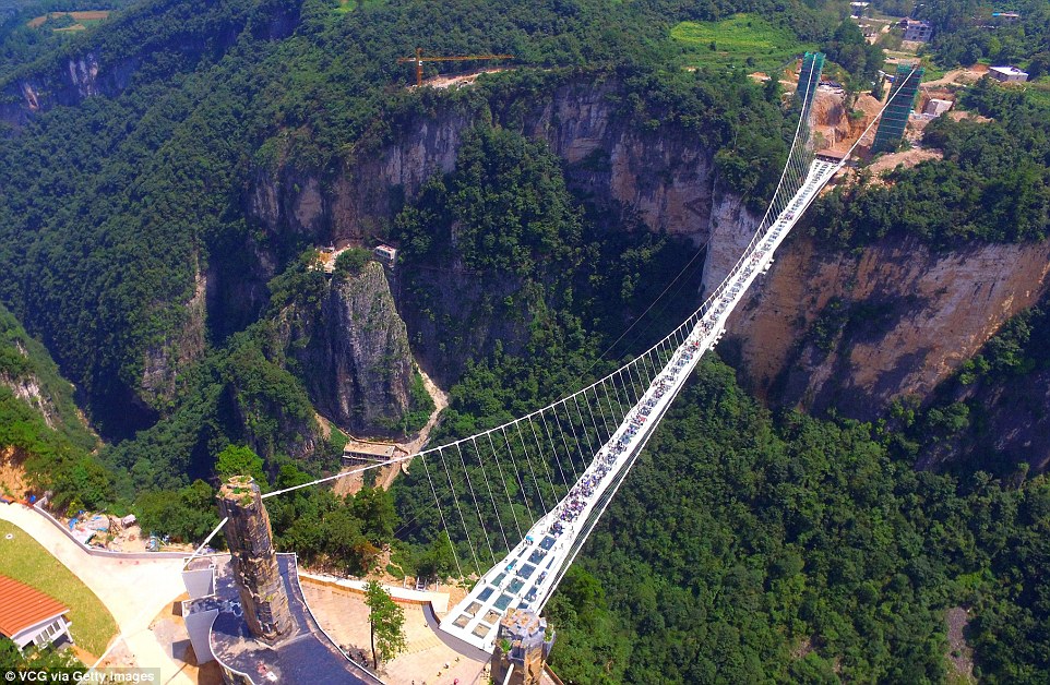 Jembatan dan Skywalk di Cina yang Bikin Merinding Saat Dilewati