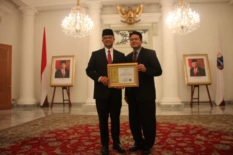Anies Menerima Penghargaan Pembina Produktivitas Paramakarya 2019