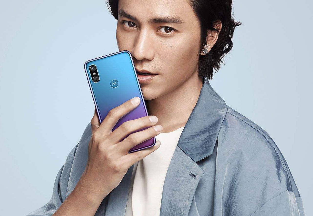 motorola-p30-smartphone-layar-poni-kelas-menengah-dengan-opsi-warna-gradasi