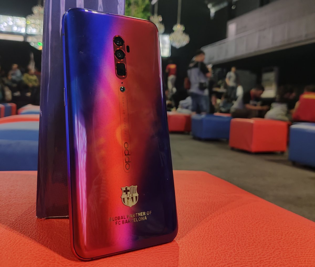 OPPO Luncurkan Reno 10x Zoom Edisi FC Barcelona Limited Edition