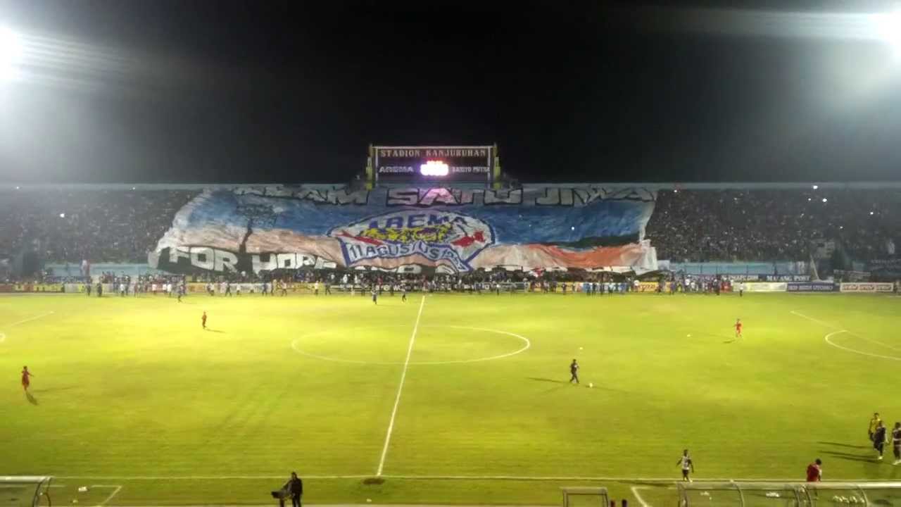 Koreo Kertas dan Kibaran Giant Flag Supporter Dunia