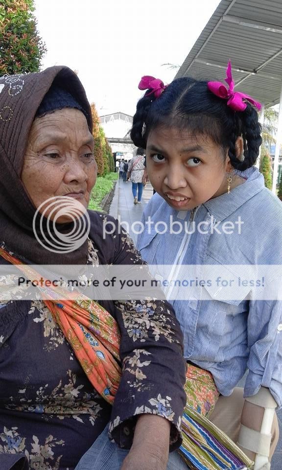 Kisah Seorang Nenek yang Gendong Cucunya dari Bogor-Jakarta untuk Berobat ke RSCM