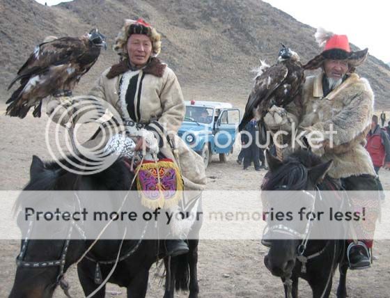 Tradisi berburu elang yang hampir punah di kazakhstan