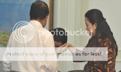 Menteri PAN dan Reformasi Birokrasi (Yuddy Chrisnandi ) cium tangan Puan