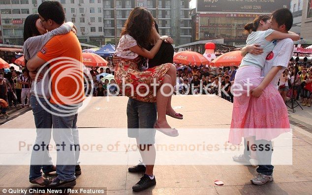 Lomba Unik di China Dari Lomba Lepas BH Sampai Ciuman Terlama