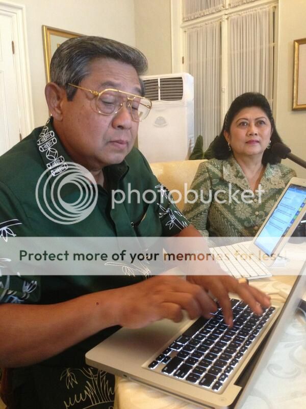 Foto Presiden SBY ketika menyiapkan tweet pertamanya