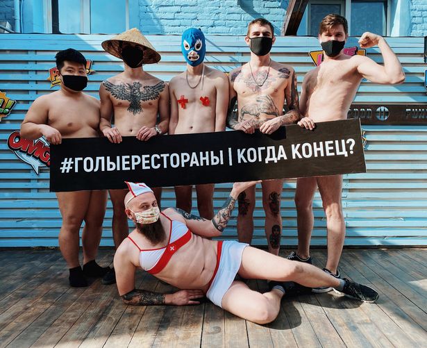 Restorannya Ditutup, Para Chef Di Rusia Ini Melakukan Protes Dengan Telanjang Bulat!