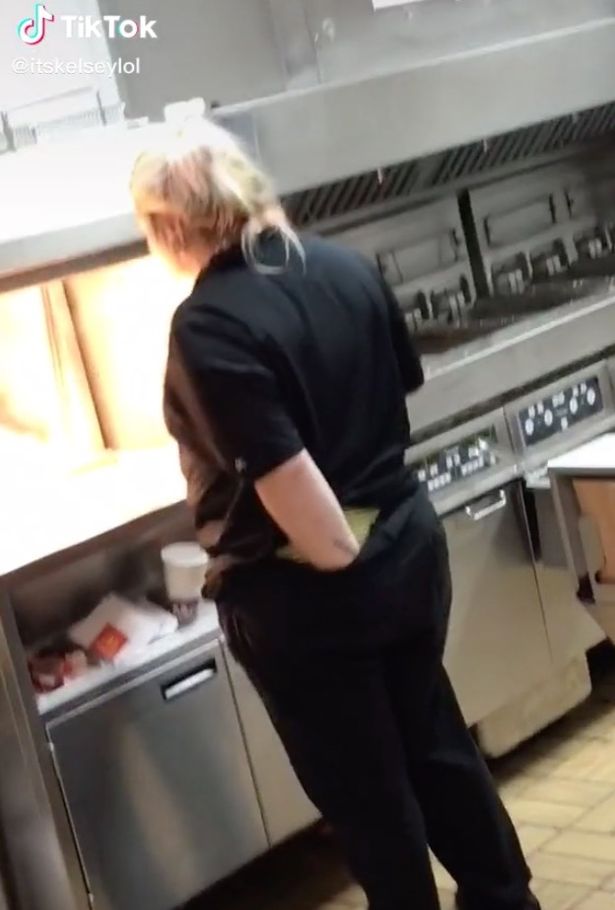 Menjijikkan, Pegawai Restauran Ini Masukan Tangannya Ke Pantat Saat Siapkan Makanan