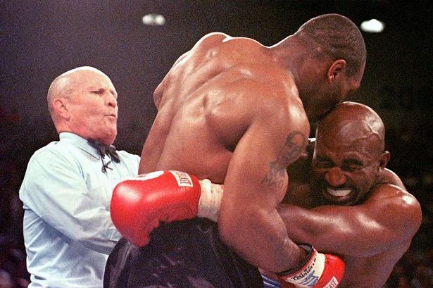 Mike Tyson Tantang Evander Holyfield Kembali