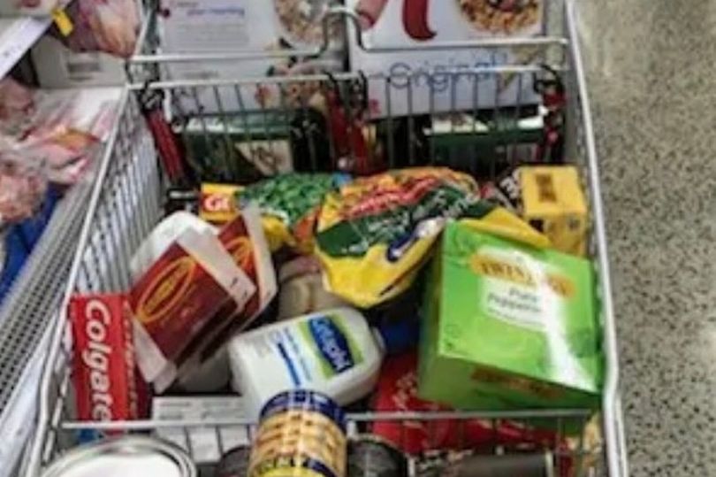 Seorang Ibu Menyiapkan Stok Makanan Dan Obat Untuk 1 Tahun Gara-gara Virus Corona