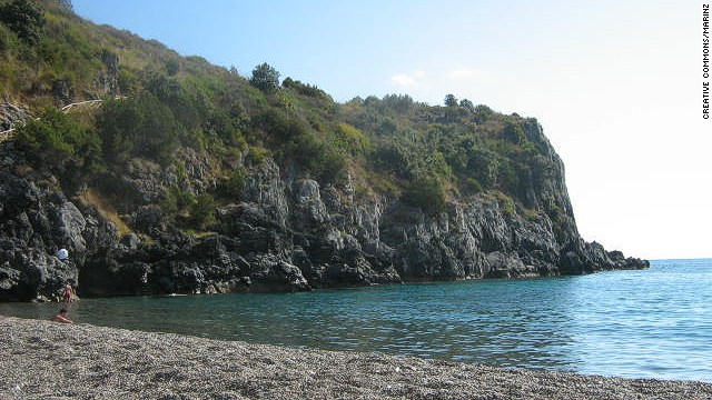 Pantai-Pantai Yang Melegalkan Berenang Bugil