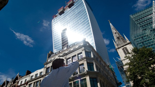 Pencakar Langit London Melelehkan Jaguar