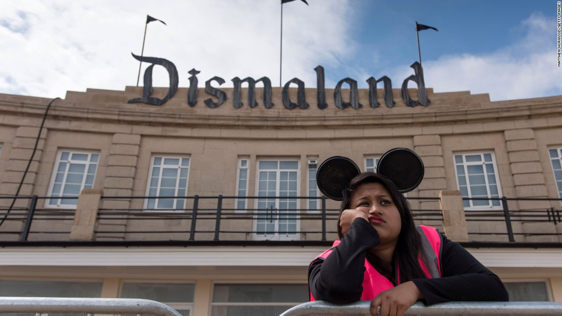 Inilah Taman Bermain Dismaland ketika DIsneyland Berubah menjadi tempat yang suram