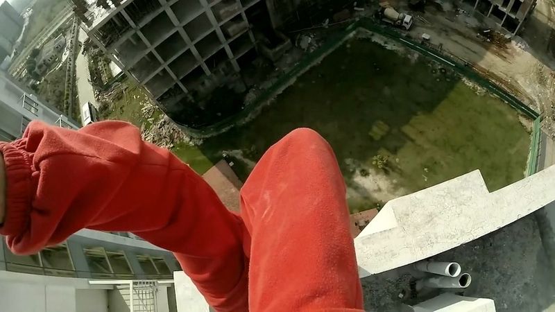 &#91;GREGET&#93; Orang ini Handstand Di gedung bertingkat