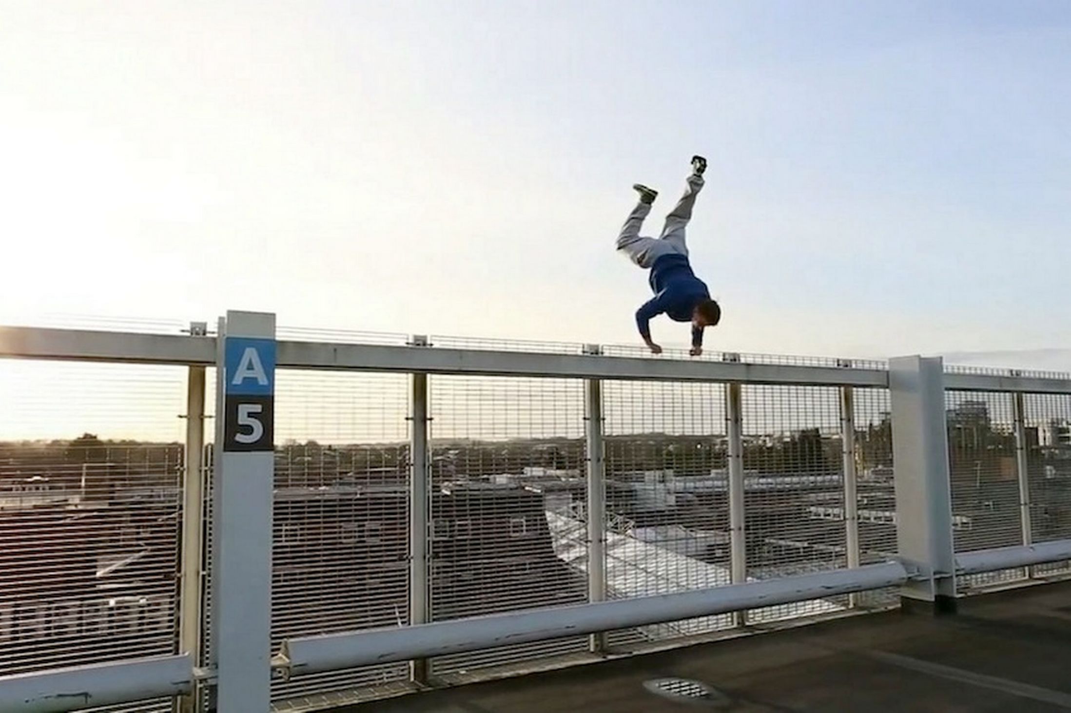 Pria Ini Melakukan Hand Stand di Tempat-Tempat Extreme! Berani Gak Lo?