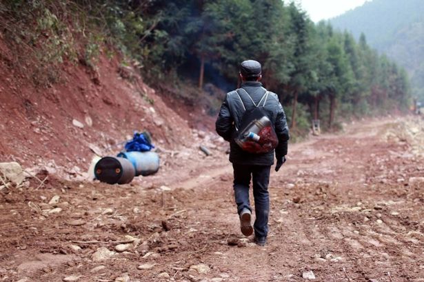 Salut gan! Kena Kanker, Pria Ini Malah Sumbangkan Uangnya untuk Bangun Jalan