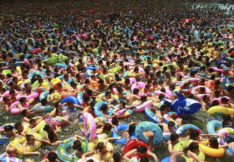 Maukah Agan Berenang di Kolam Renang Seperti Ini?