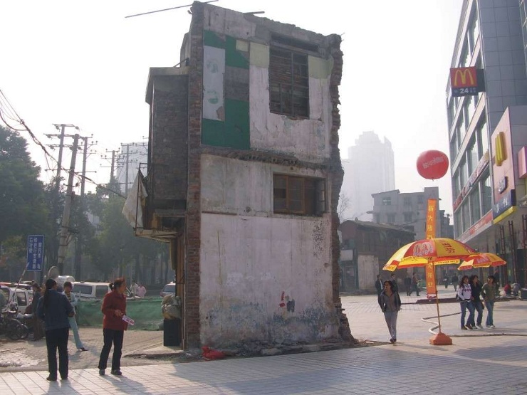 Rumah-Rumah yang “Ngeyel”