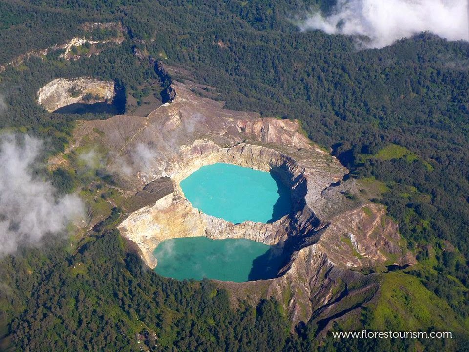 8 DANAU TERUNIK DI INDONESIA