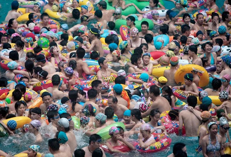 Maukah Agan Berenang di Kolam Renang Seperti Ini?