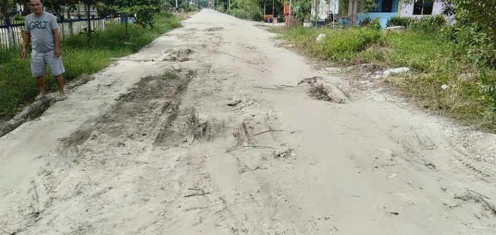 Jalan Depan Gereja tak Di perbaiki, Pemuka Agama Kesal