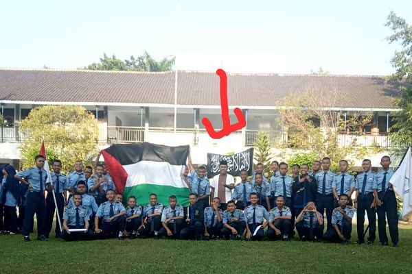 Foto Bendera Identik HTI, Waka SMKN 2 Sragen Akui Di Sekolahnya