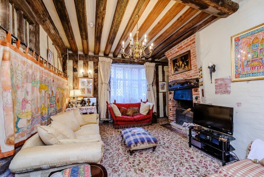 Bermalam di Rumah Masa Kecil Harry Potter, Siapa Mau?