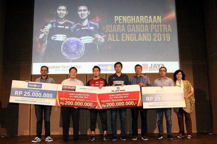 hendra-ahsan-diguyur-bonus-dari-pb-djarum-dan-jaya-raya-rp-450-juta