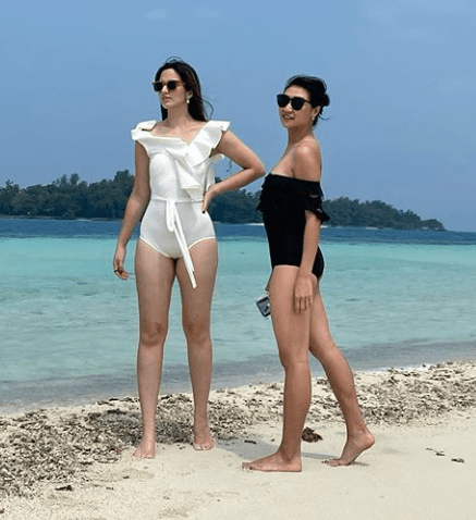Nia Ramadhani Pose Berbaju Renang di Pantai, Netizen: Aurat Bu Hajah
