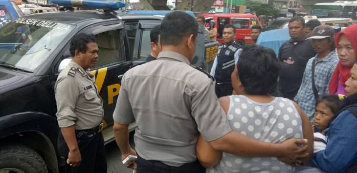 Viral! Perempuan Gendut Marah-marah Minta Uang di Simpang Pos