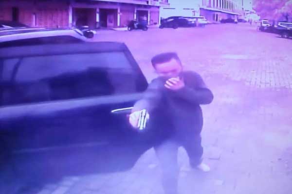 Viral, Aksi Pria Berpistol di Perumahan Istana Katamso, Diduga Pencuri Ban Mobil