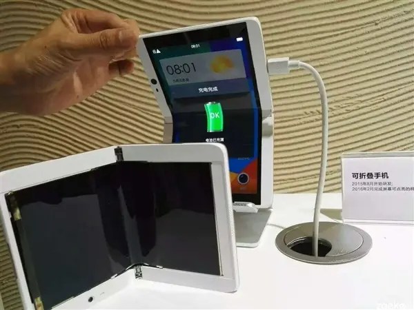 waiting-lounge-oppo-tablet---world-s-first-flexible-folding