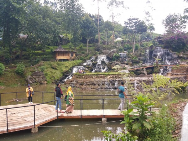 Wisata Alam Curug Tilu Rancabali Bandung