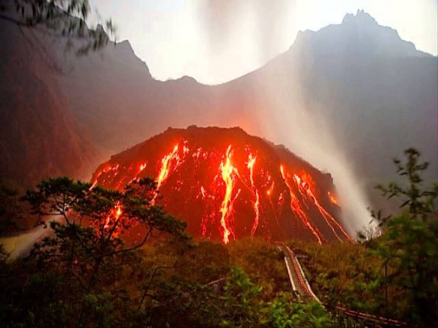 8 Fakta dan Misteri Gunung Raung yang Dipercaya Masyarakat 