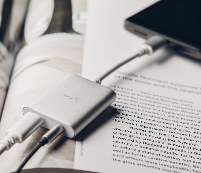 moshi-usb-c-audio-bisa-isi-ulang-baterai-sambil-mendengarkan-musik
