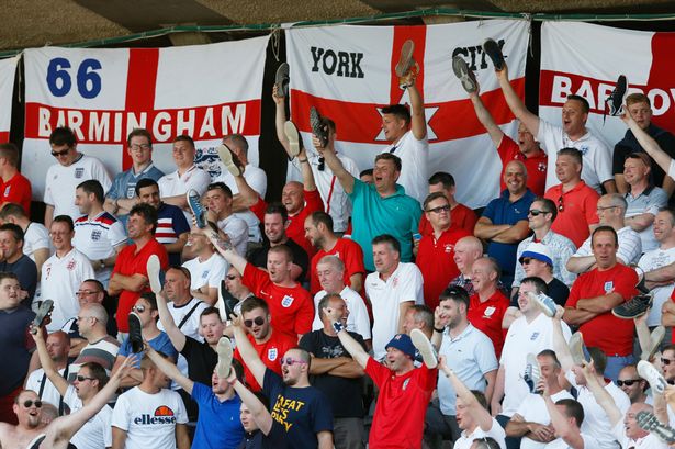 Kehebohan Fans Inggris di Prancis Merayakan Kemenangannya atas Wales (+Video)