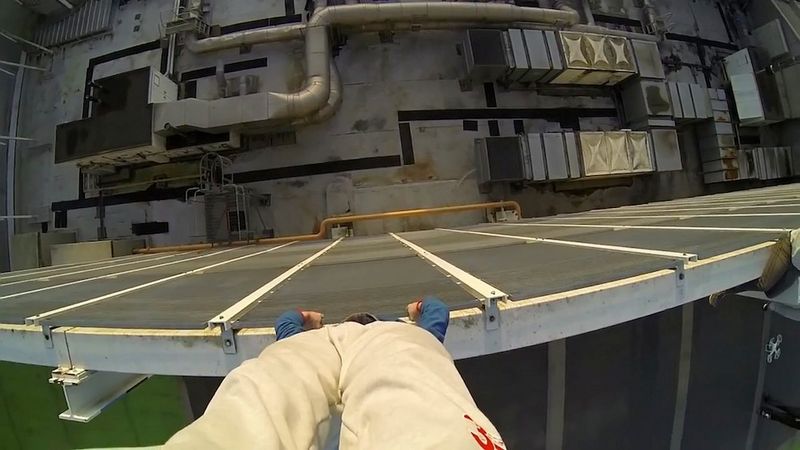 &#91;GREGET&#93; Orang ini Handstand Di gedung bertingkat