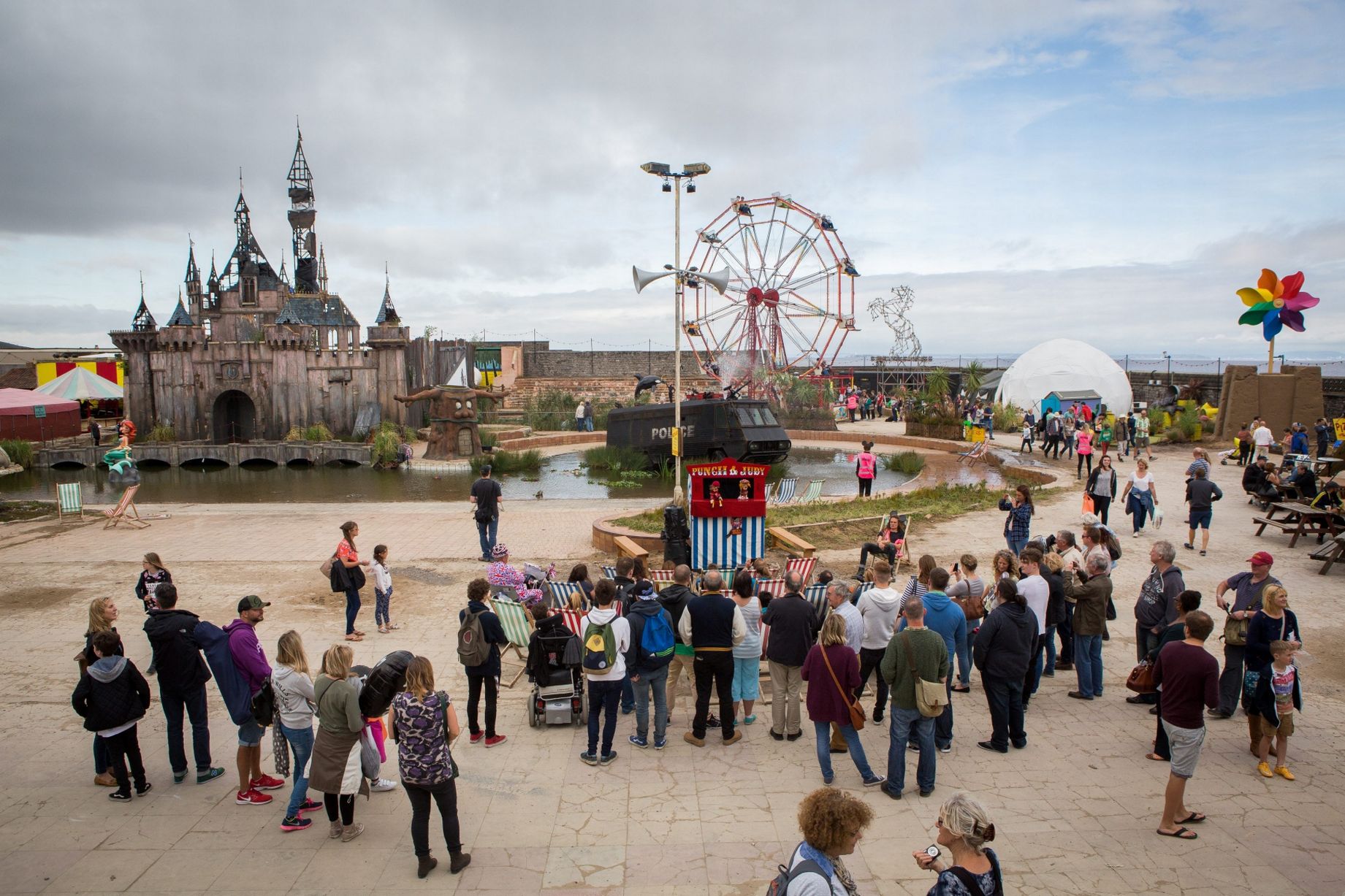 Inilah Taman Bermain Dismaland ketika DIsneyland Berubah menjadi tempat yang suram