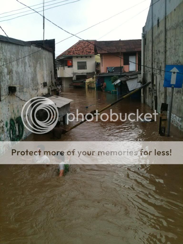 Rools Royce Si Mobil Hebat terendam Banjir Hebat jakarta Thamrin-Sudirman 2013