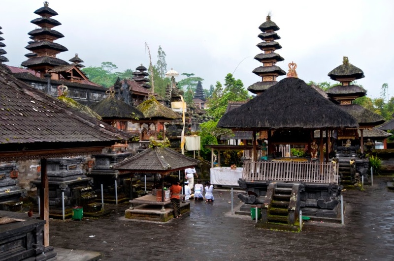 Sudah ada rencana berlibur akhir tahun?? Nyok ke Pura Besakih Bali, Pura Terbesar