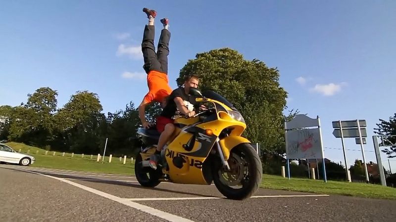 &#91;GREGET&#93; Orang ini Handstand Di gedung bertingkat