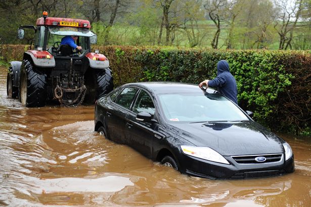 Tips Disaat Kendaraan Dihadang Banjir