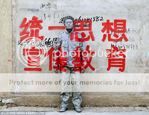 Liu Bolin 'Invisible Man' manusia transparan dari cina