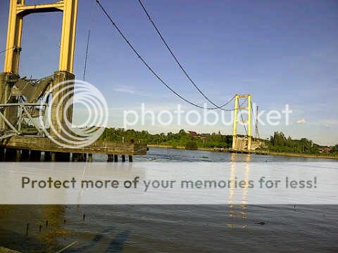 &#91;PIC&#93; Foto-Foto Heboh Runtuhnya Jembatan &quot;Kartanegara&quot; 26-Nov-2011