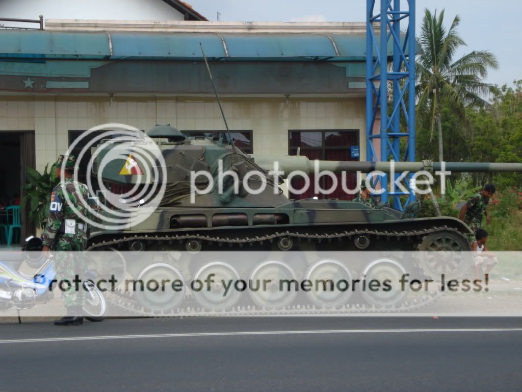 &#91;PIC&#93; tentara mampir makan naek TANK ! cekidot !!