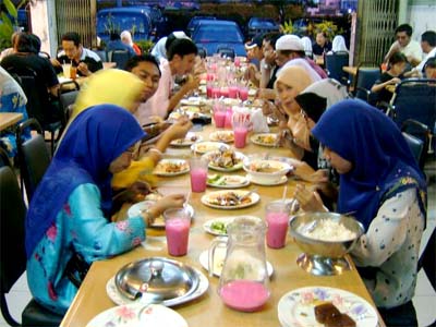 Intip Yuk, Gaya Posisi Makan Orang Indonesia